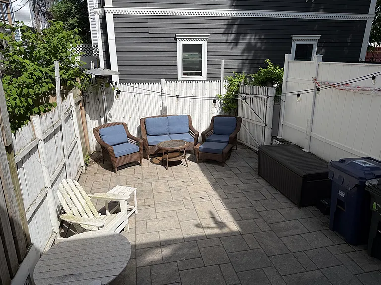 370 E St — Photo 10