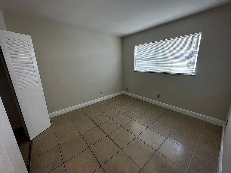 961 NW 45th St #6 — Photo 8