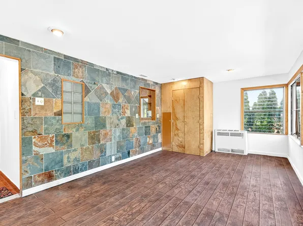 6015 Independence Avenue image 6 of 85