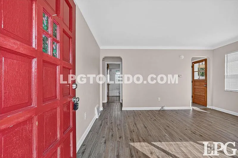 3 bed, 1.0 bath, 1034 sqft, $1,400 — Photo 3