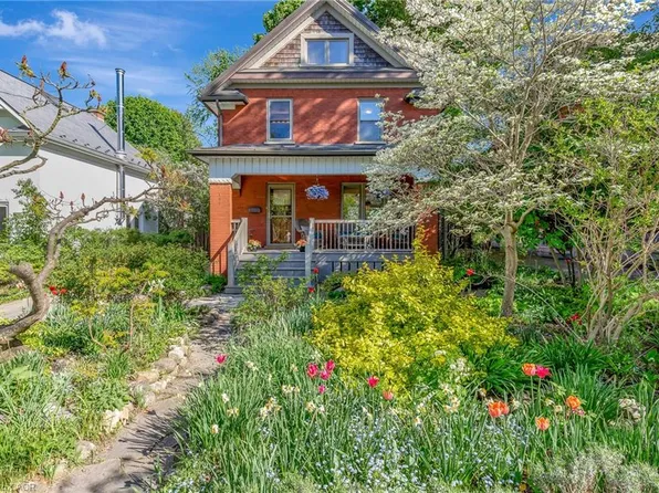 107 Allen St W, Waterloo, ON N2L 1E6