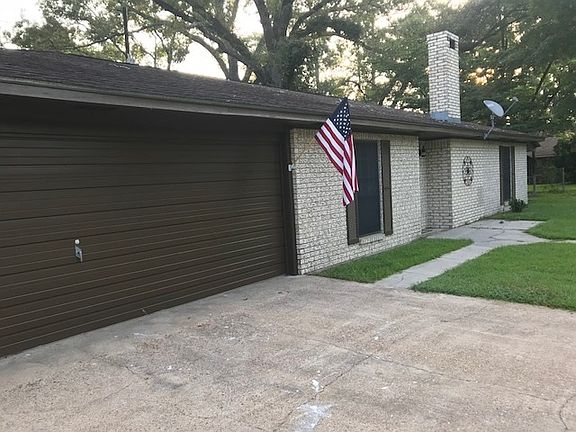 3rd image of 308 E Pecan St