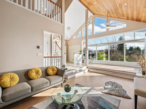 389 Metta St, Pt Moody, BC V3H 2Y6