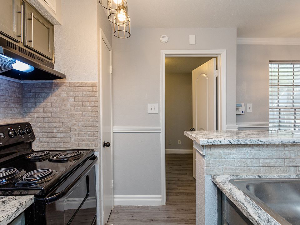 1st image of 1325 Greens Pkwy #11