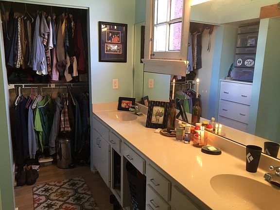 Master bath: his/hers sinks