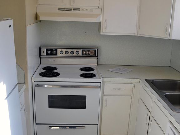 4th image of 420 Chateau Dr APT A