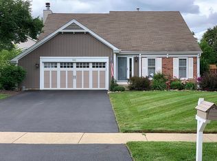 913 Holly Cir, Lake Zurich, IL 60047