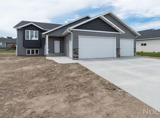 3918 Leighton Dr, Bismarck, ND 58504