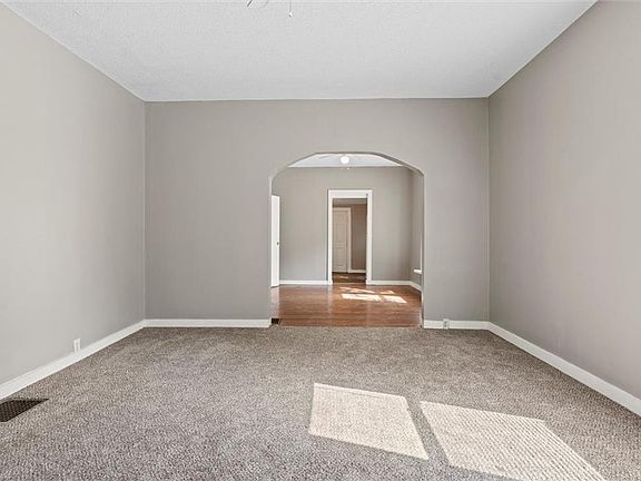5th image of 323 N Oakley Ave