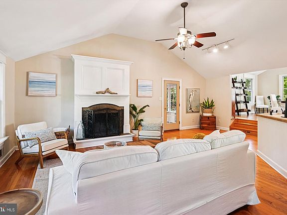 5th image of 1009 Pinecrest Dr