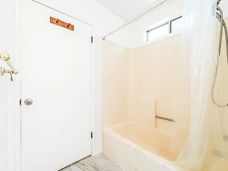 560 Russell St — Photo 23