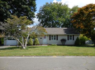4 Pleasant St, Trumbull, CT 06611