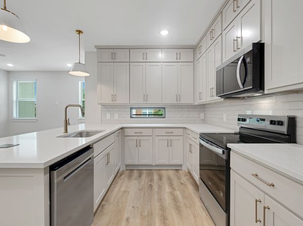 408 Foch St #201