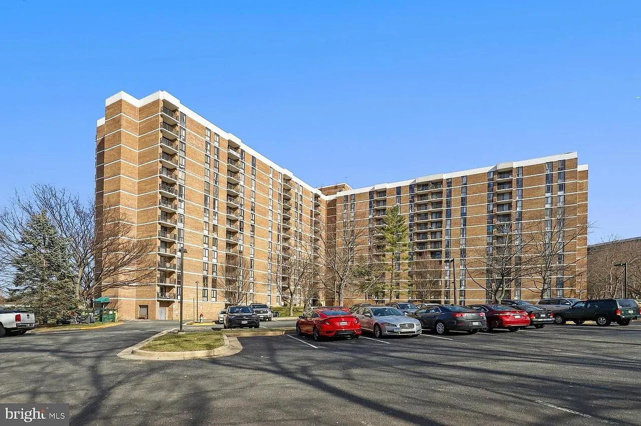 2300 Pimmit Dr — Photo 1