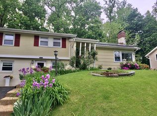 31 Woodridge Ln, Sea Cliff, NY 11579