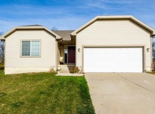3330 E Southlawn Dr, Des Moines, IA 50320
