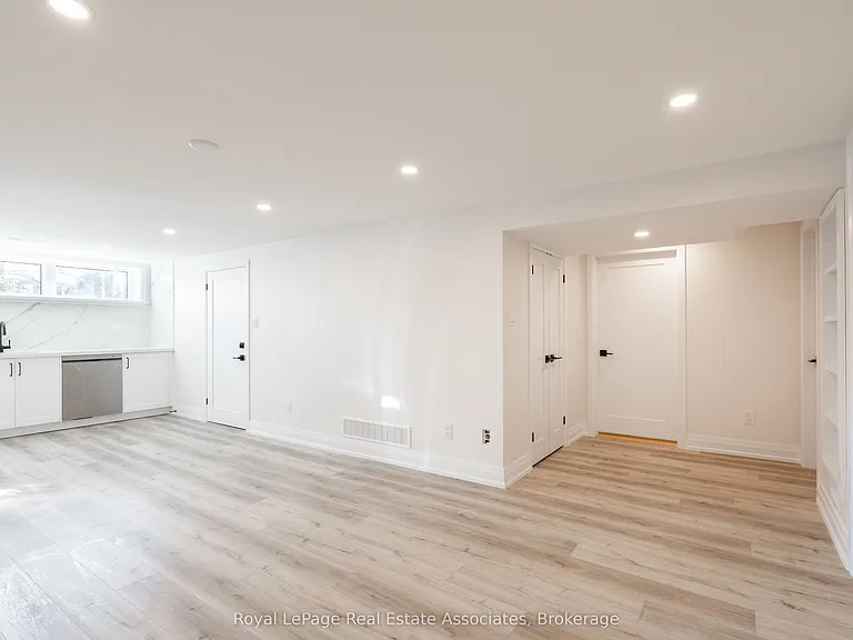 259 Fernwood Cres — Photo 10