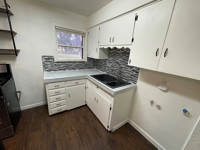 4749 Laverda Dr — Photo 24