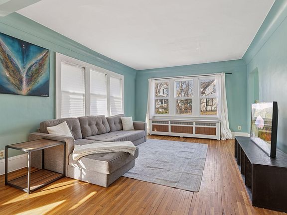 3rd image of 620 Newton Ave N
