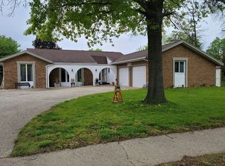 2605 Arrowhead Dr, Springfield, IL 62702