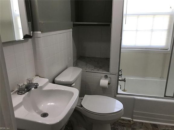2nd image of 2712 Barclay Ave