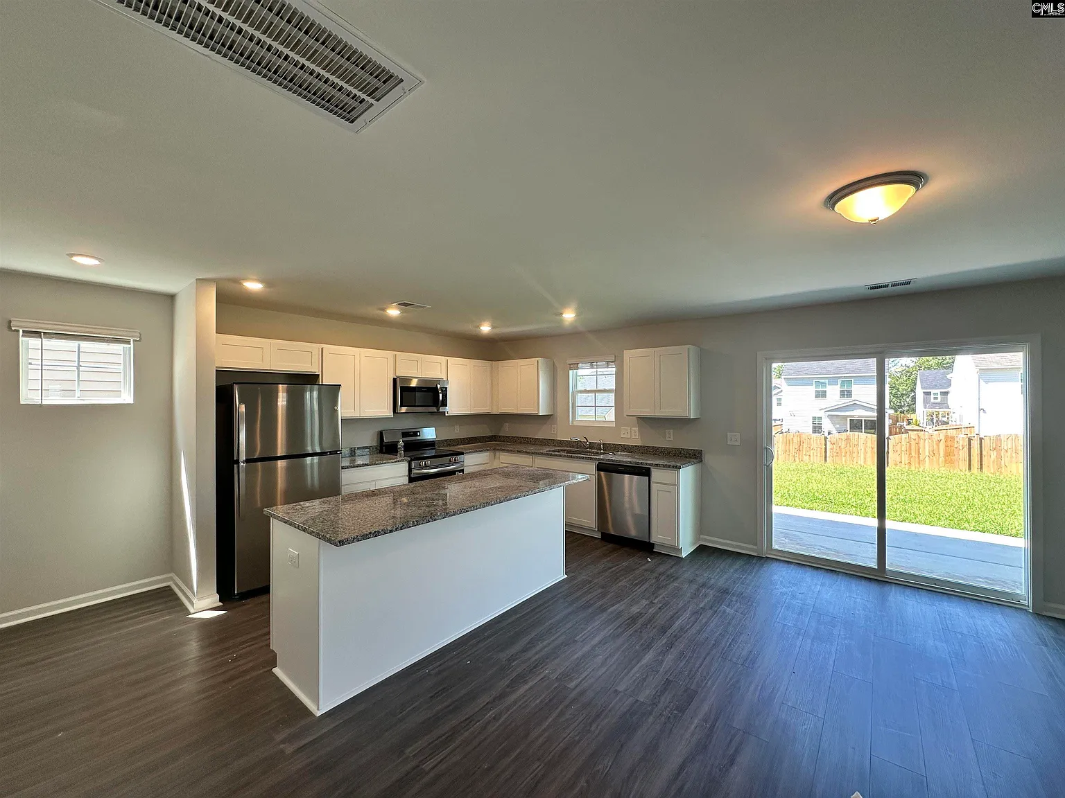 4 bed, 2519 sqft, $2,495 — Photo 3