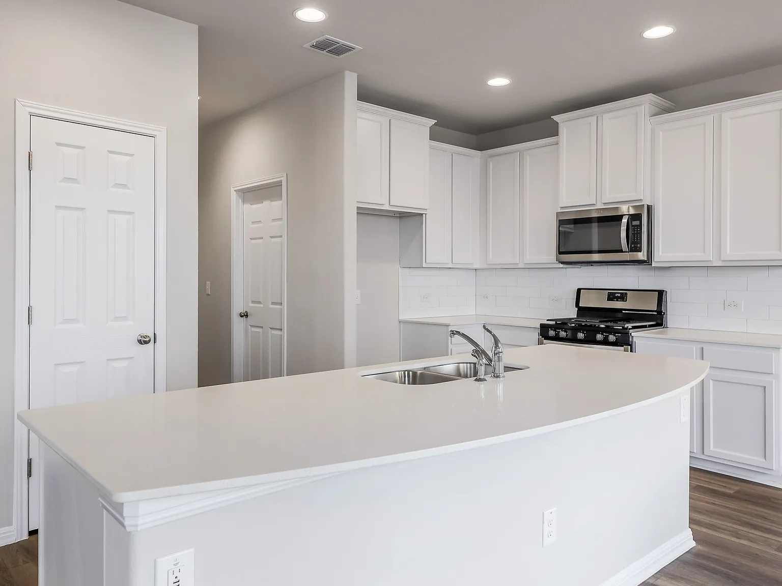 4 bed, 2.5 bath, 2381 sqft, $2,449 — Photo 3