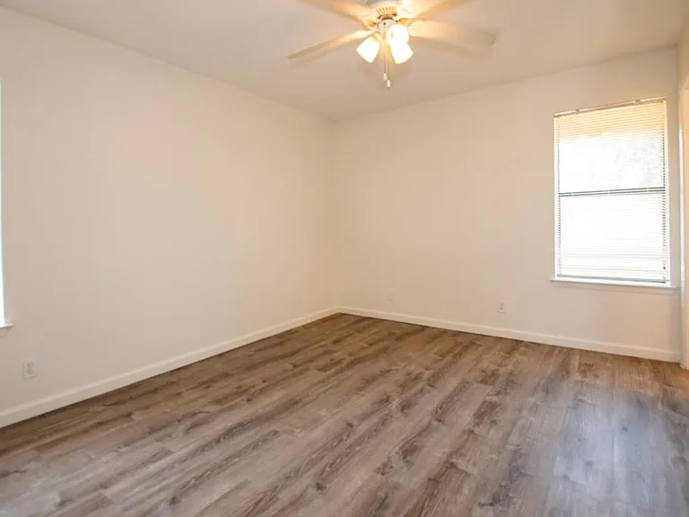 800 Oak Grove Ln — Photo 11
