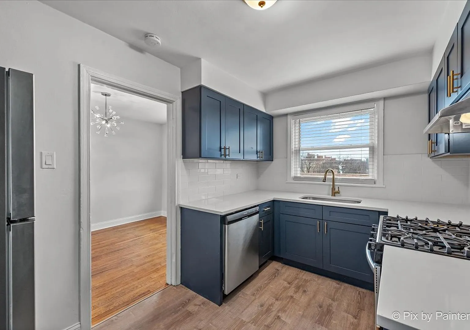 Appealing 2 Bed, 1 Bath at Berwyn + Washtenaw (Budlong Woods) — Photo 2