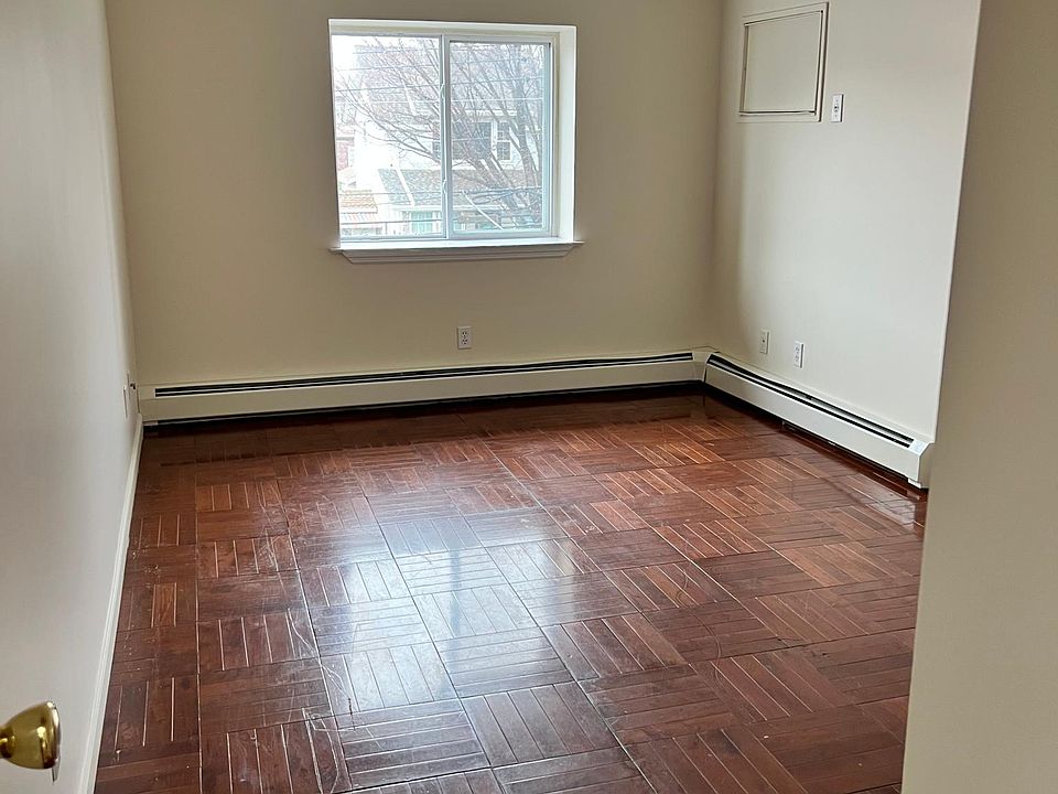 1st image of 820 Clarence Ave
