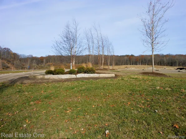 2 Park Ridge Rd, White Lake, MI 48386