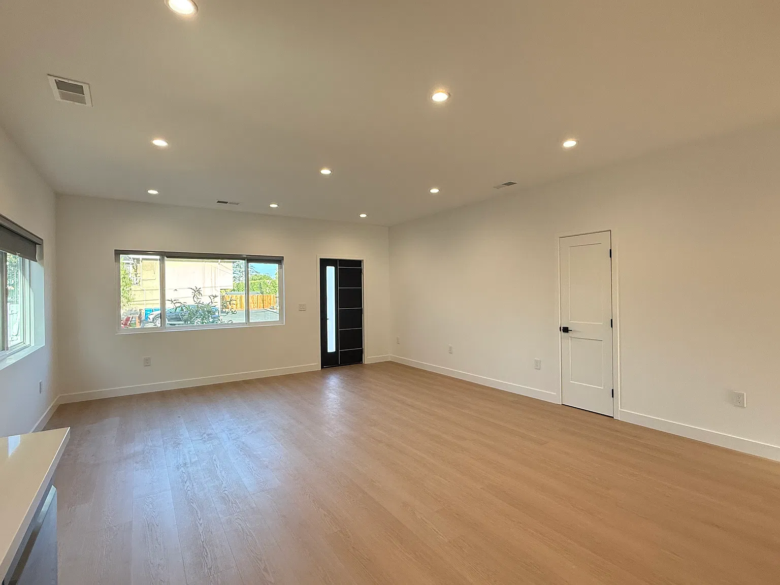 3 bed, 1200 sqft, $6,800 — Photo 3