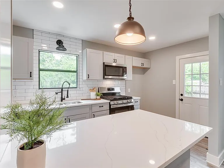 2124 Tisinger Ave — Photo 6
