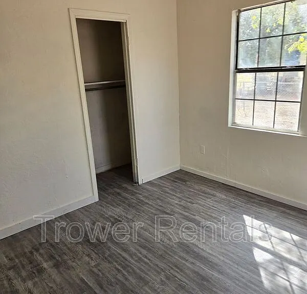 923 Patton Dr — Photo 2