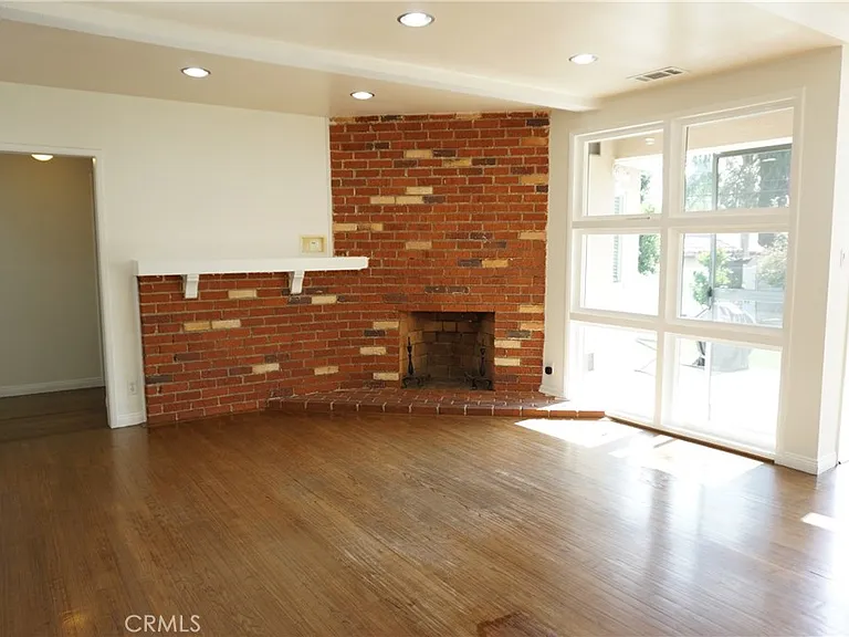 5540 Balboa Blvd — Photo 4