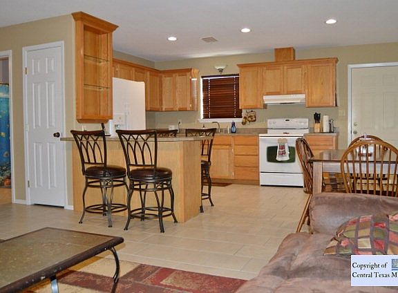 3rd image of 528 Guerra Ln