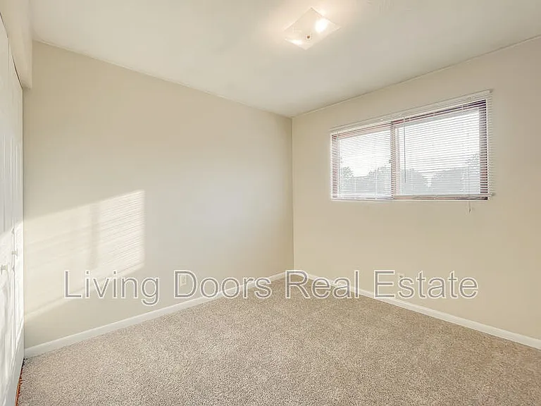 4711 Gladstone St — Photo 11