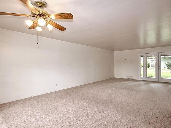 4th image of 330 W Maryland Ave #412