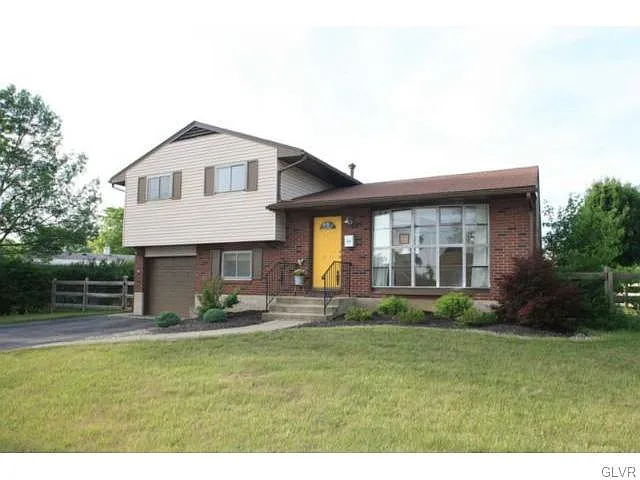 1128 Hokendauqua St photo 1
