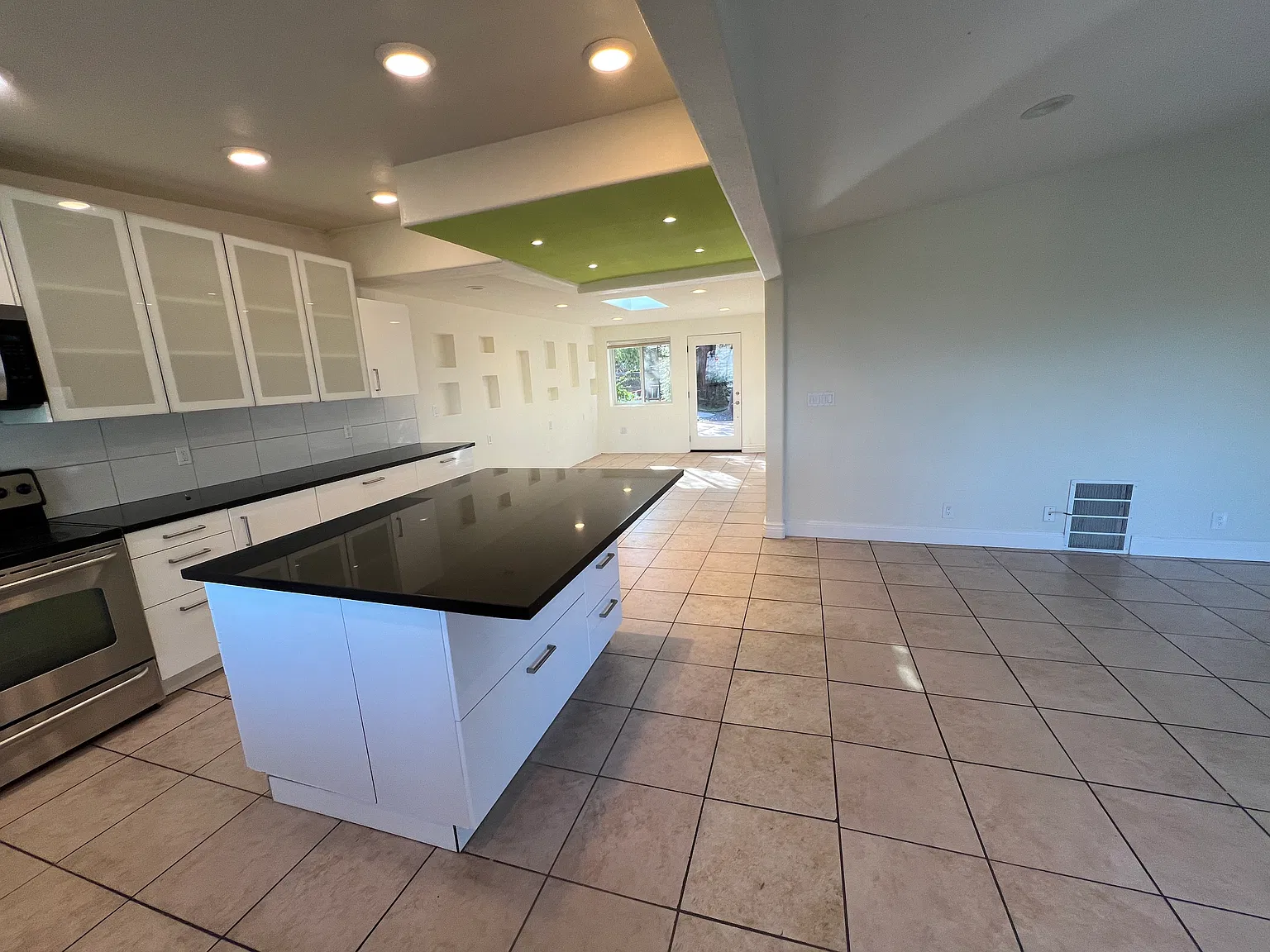3 bed, 1250 sqft, $4,000 — Photo 2