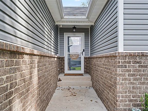 3rd image of 8923 Woodford Drive