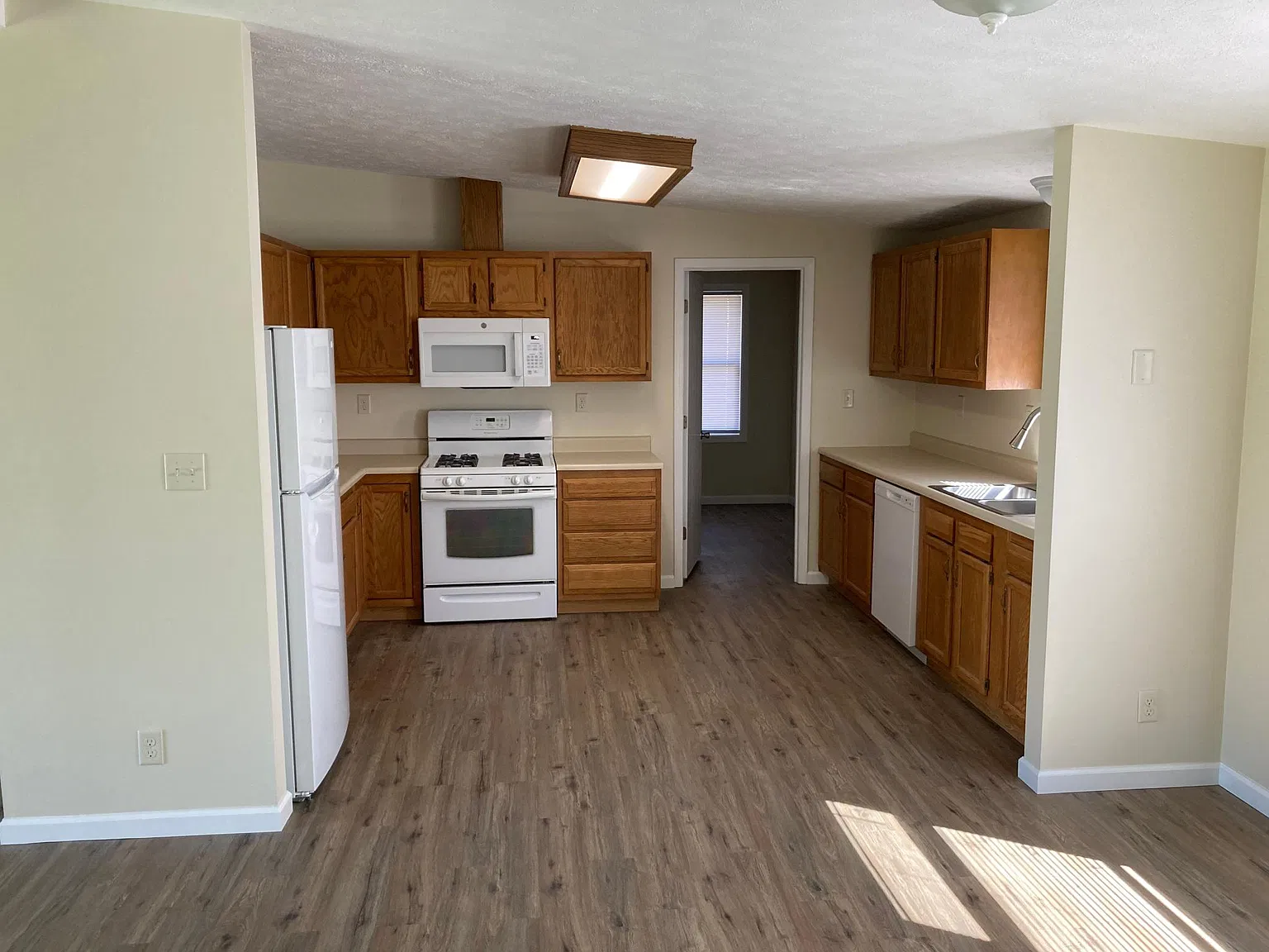 3 bed, $1,975 — Photo 4