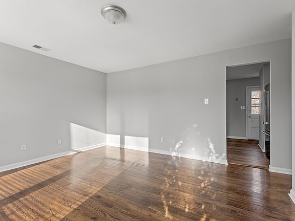 4th image of 3691 Niagara Dr