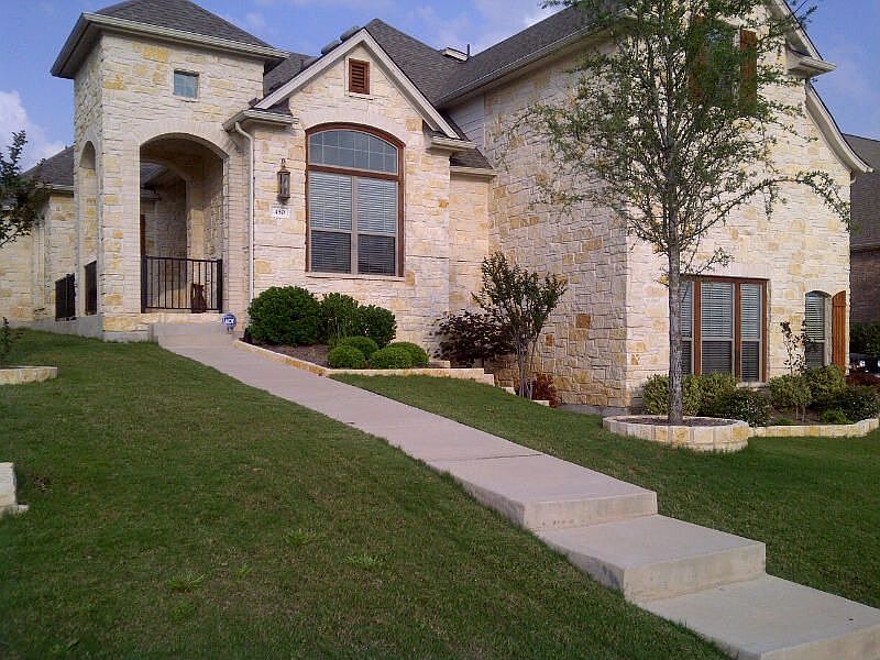 View NW to SE Front