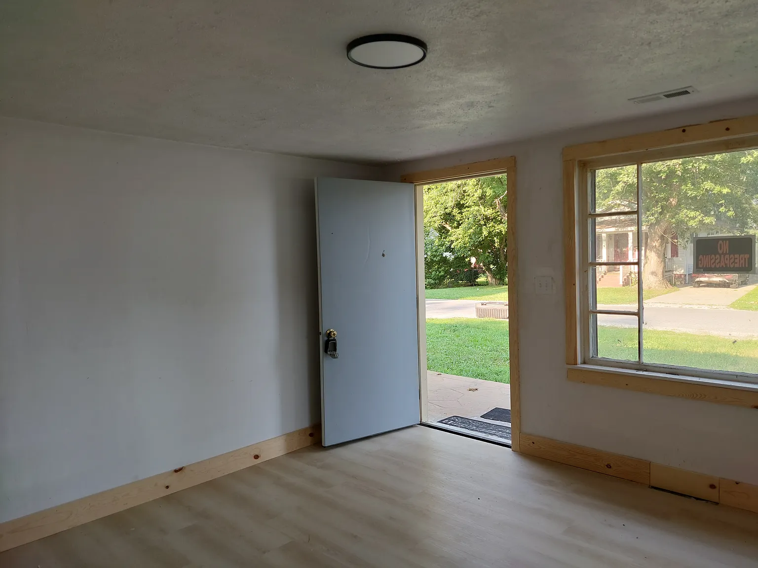3 bed, $1,300 — Photo 2