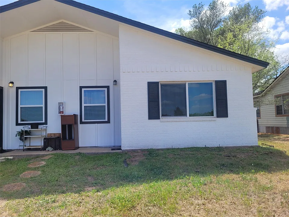 205 2nd Ave #2