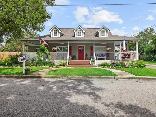 410 N Cochran St, Bellville, TX 77418