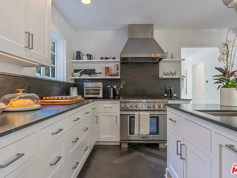 560 S Bronson Ave #A — Photo 24