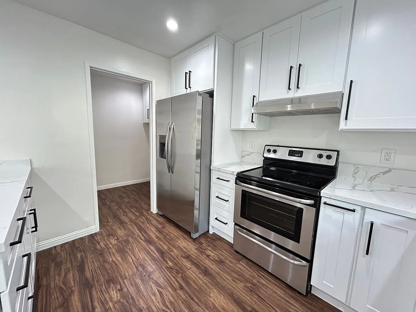 Private 3 Bedroom End Unit Condo in Orange with Trees View — Photo 3