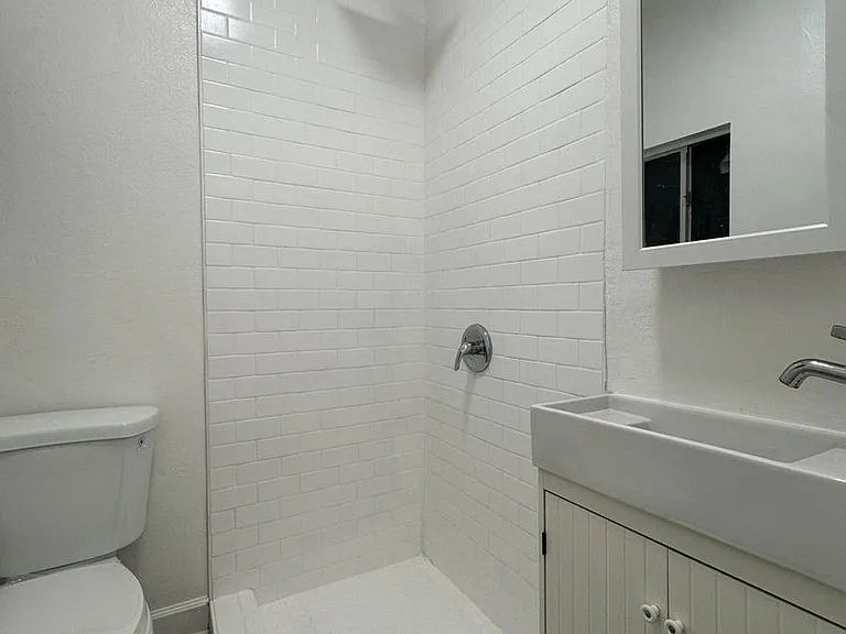 447 S. Rampart Blvd - Studio & 1 Bedroom Apartment! — Photo 12